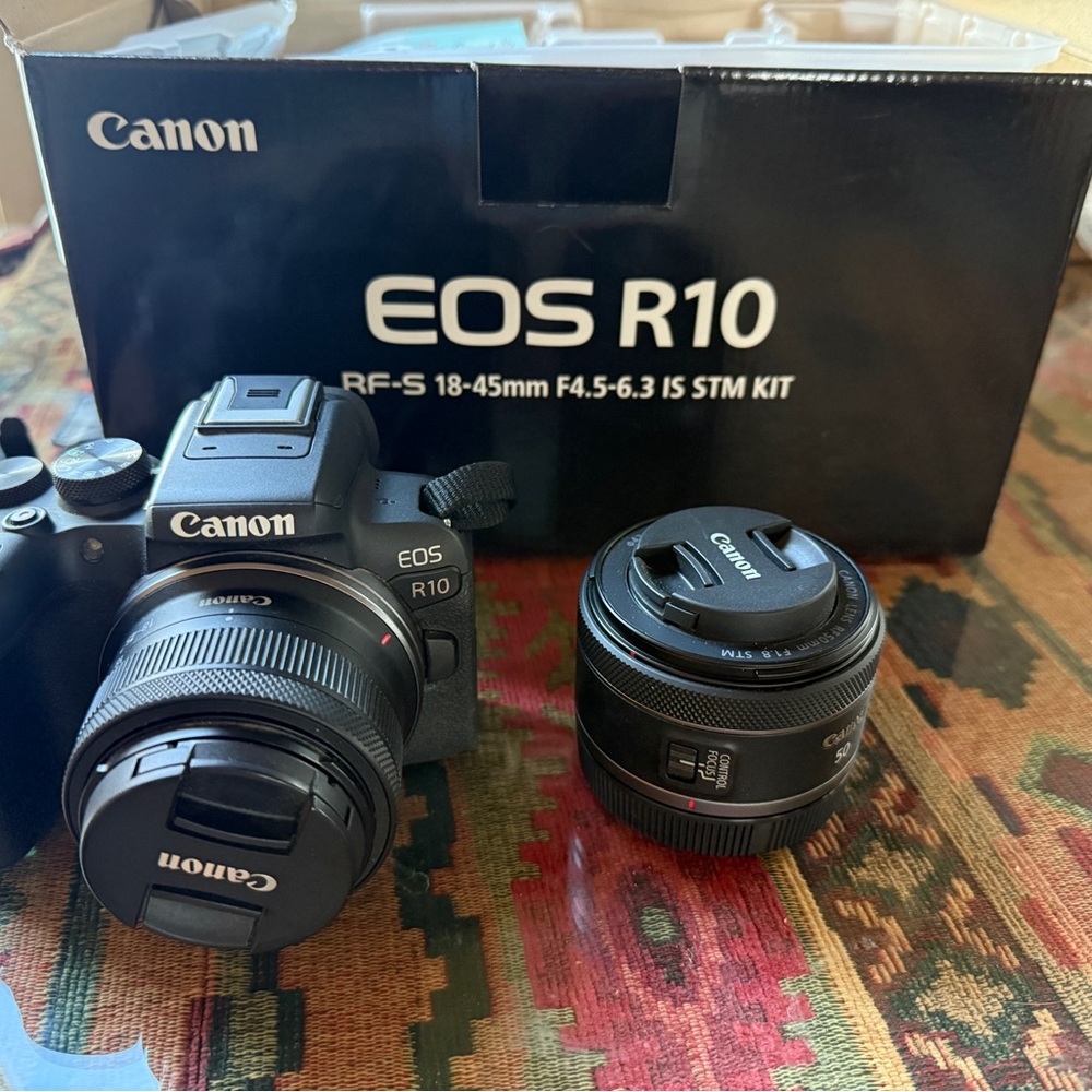 LIKE NEW: Canon EOS R10 Mirrorless Camera with 2 lenses, 18-24mm and 50mm